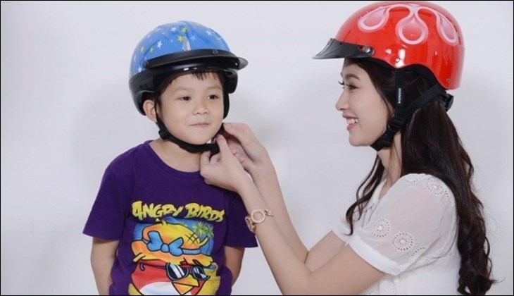 Ba mẹ cần đội mũ bảo hiểm cho trẻ khi tham gia giao thông để đảm bảo an toàn khi xảy ra va chạm