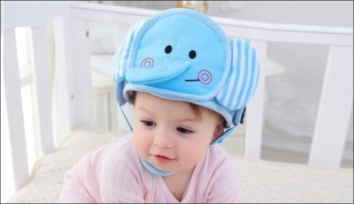 Ba mẹ nên sử dụng mũ xốp để bảo vệ các bé khi tham gia giao thông