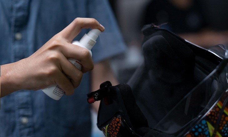 Bạn dùng xịt khử mùi chuyên dụng để làm sạch vi khuẩn và tạo mùi hương dễ chịu tạm thời