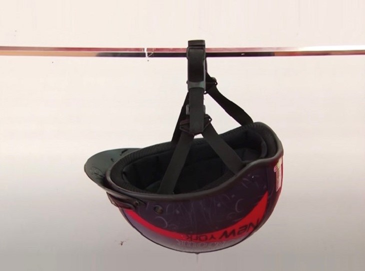 Phơi khô mũ bảo hiểm dưới ánh nắng sau khi vệ sinh giúp tiêu diệt vi khuẩn và loại bỏ mùi hôi khó chịu