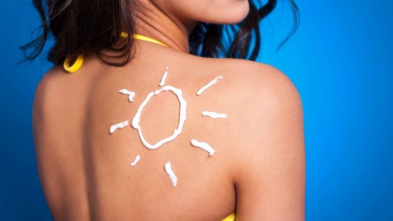 Sử dụng kem chống nắng để bảo vệ da khỏi tác động của tia UV mặt trời