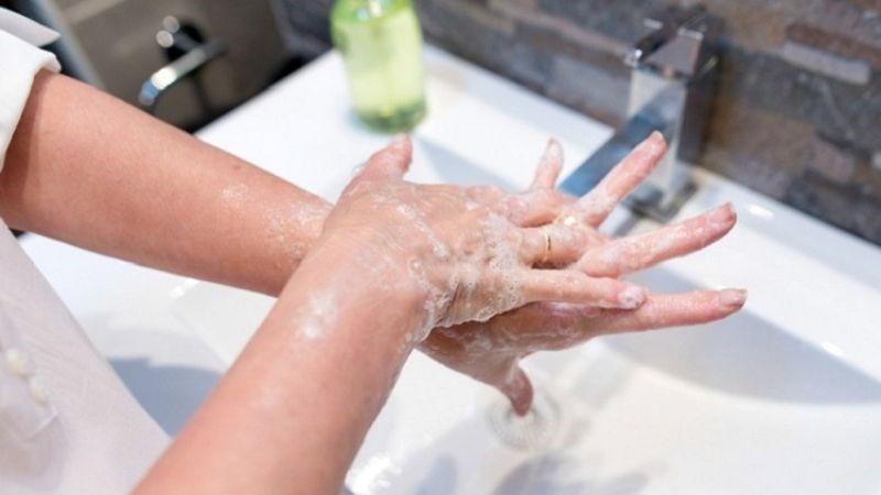 Rửa tay bằng xà phòng để tiêu diệt vi khuẩn gây bệnh