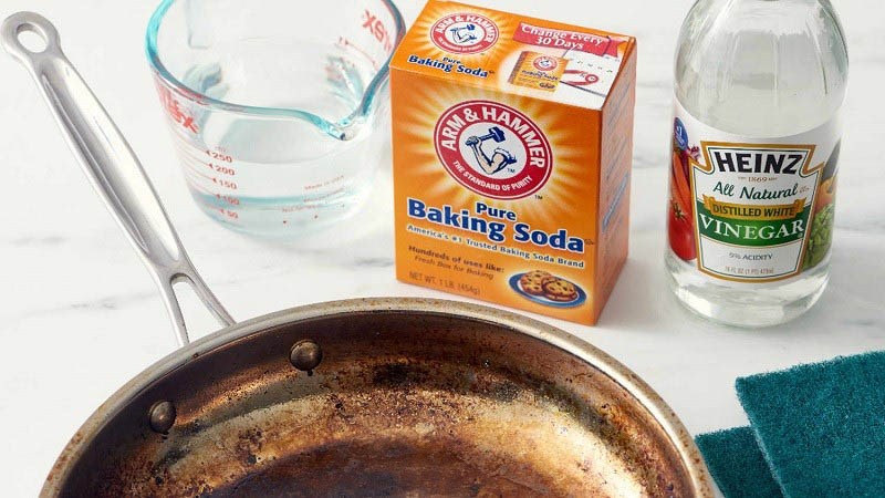 Baking soda là cứu tinh cho những chiếc nồi bị cháy trong bếp