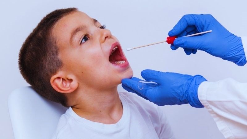 Bác sĩ sẽ dùng que có tăm bông vô trùng để lấy mẫu dịch hầu họng