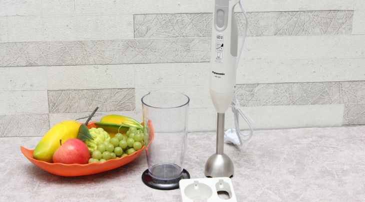 Máy xay cầm tay Panasonic PASO-MX-GS1WR đi kèm cốc nhựa 0.5 lít nên bạn có thể xay sinh tố trực tiếp trong cốc, rất nhanh chóng và tiện lợi