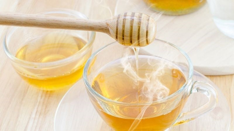 Uống mật ong pha nước ấm mỗi ngày là một thói quen an toàn cho hầu hết mọi người Uống mật ong pha nước ấm mỗi ngày là một thói quen an toàn cho hầu hết mọi người