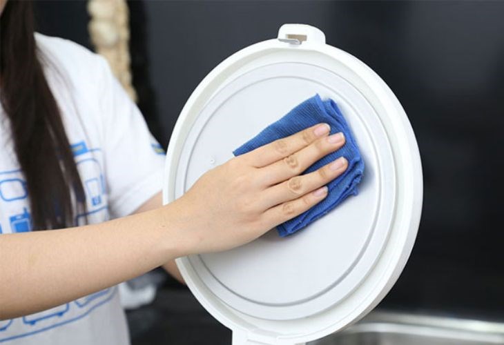 Sau mỗi lần sử dụng, bạn nên vệ sinh nồi cơm điện để loại bỏ vi khuẩn và tăng độ bền cho sản phẩm