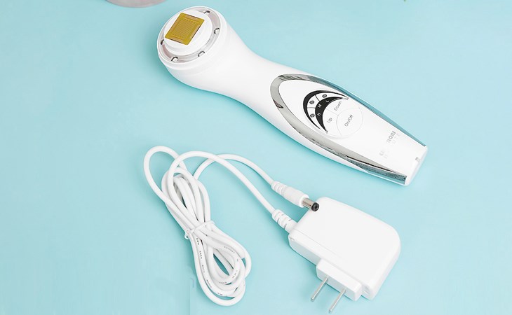 Máy massage mặt nâng cơ và tái tạo da chuyên sâu Lifetrons RF-700 được trang bị năng lượng RF cùng ánh sáng photon đỏ giúp làn da được tăng sinh collagen và căng tràn sức sống