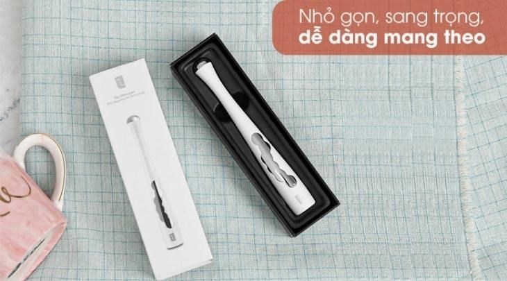 Máy massage mắt chống lão hóa Lifetrons EM-100 có thiết kế sang trọng và nhỏ gọn chỉ 28 gram cho bạn dễ dàng mang theo khi đi xa