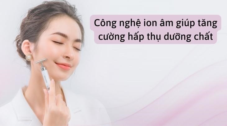 Máy massage mặt cải thiện tuần hoàn máu Lifetrons EM-500 sở hữu công nghệ ion âm giúp làm chậm quá trình lão hóa, cho làn da thêm tươi trẻ