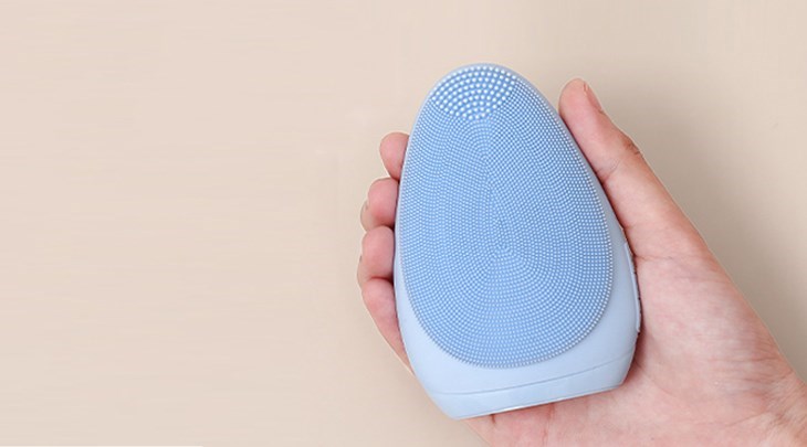 Máy rửa mặt và massage Emmié Sky Blue sử dụng đầu gai silicone cùng công nghệ rung cơ học giúp bạn loại bỏ bụi bẩn nhanh chóng để làn da được thông thoáng