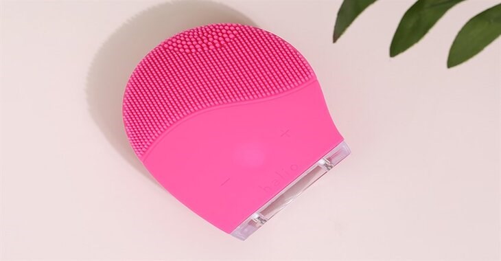 Máy rửa mặt và massage Halio Facial Hot Pink được thiết kế với đầu gai silicone giúp loại bỏ bụi bẩn, dầu thừa trên da hiệu quả
