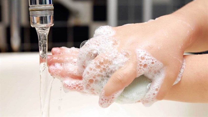 Bạn nên rửa tay để đảm bảo quá trình xông khí dung được đảm bảo vệ sinh 