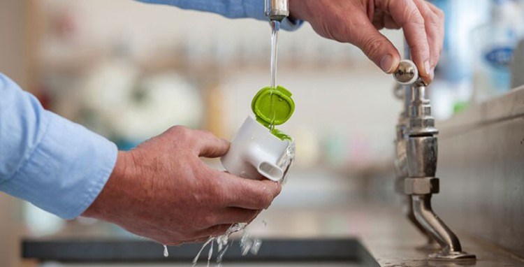 Người dùng nên rửa sạch ống đựng thuốc của máy khí dung với nước sạch để đảm bảo an toàn cho sức khỏe 