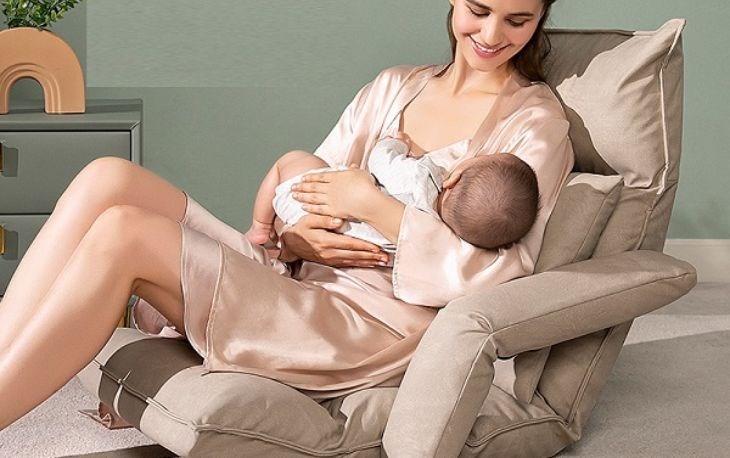 Ghế cho bé bú giúp bé có tư thế nằm bú thoải mái