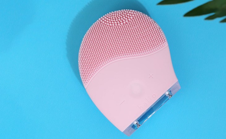 Máy rửa mặt và massage Halio Baby Pink có chế độ rung thứ 8 khá mạnh, kén dùng cho da nhạy cảm