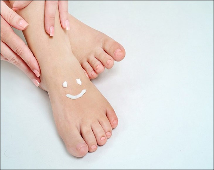 Bạn có thể dùng kem dưỡng để tránh khô vùng da chân