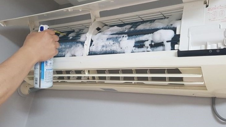Xịt dung dịch vệ sinh máy lạnh trên dàn lạnh và để khoảng 10 - 20 phút