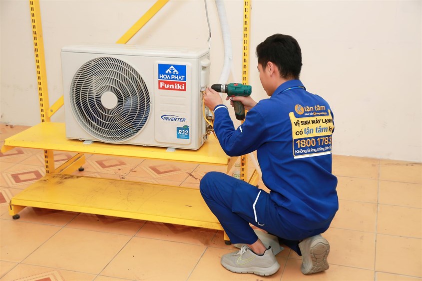 Nên kiểm tra và vệ sinh luôn cả dàn nóng để máy lạnh vận hành ổn định