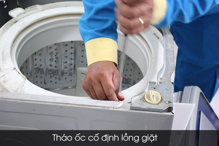 tháo ốc cố định lồng máy giặt