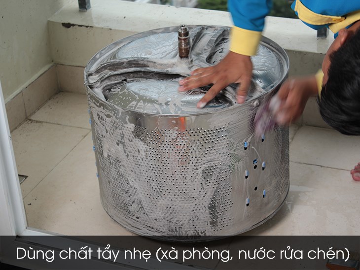 vệ sinh lồng máy giặt cửa trước