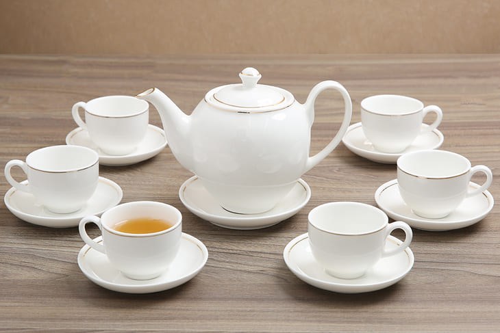 Bộ 14 món ấm trà sứ Minh Châu MC-BAT02 sở hữu kiểu dáng đơn giản, mềm mại cùng những viền vàng sang đẹp, hoàn hảo cả cho sử dụng và dùng làm quà tặng