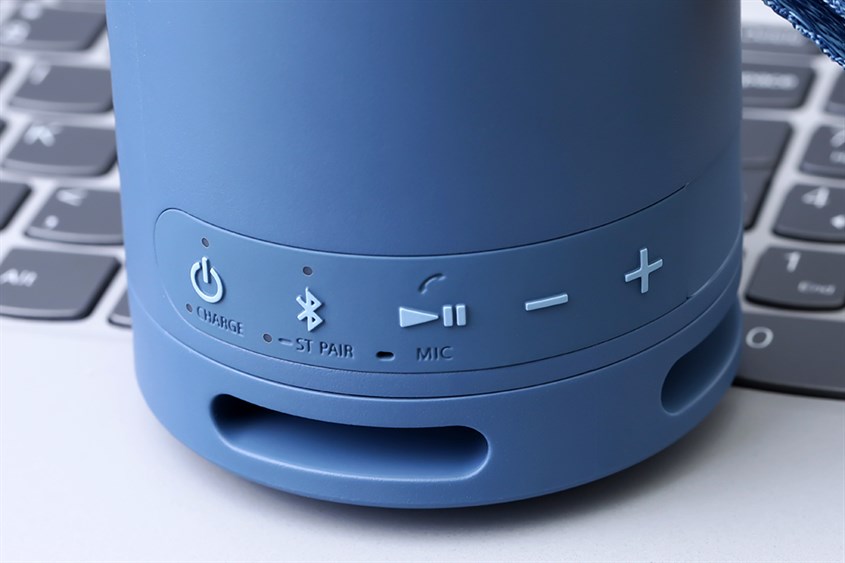 Đèn sạc của loa Bluetooth Sony SRS-XB13 nằm ở dưới nút nguồn