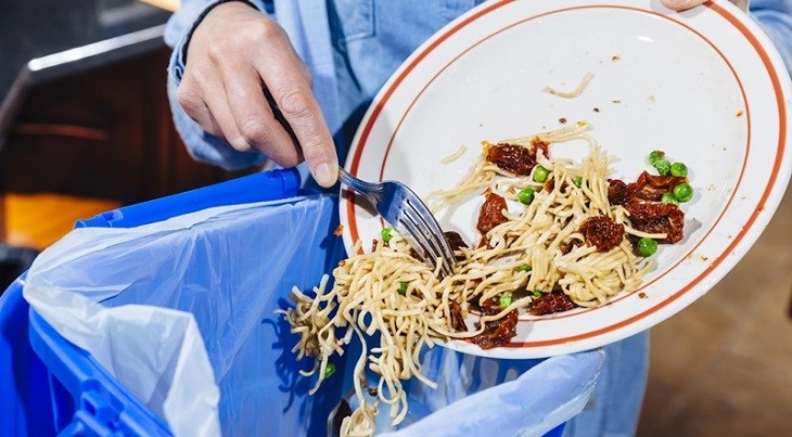 Cần đổ hết thức ăn thừa trước khi cho vào máy rửa chén để tránh tình trạng tắc nghẽn