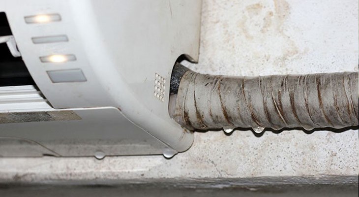 Đường ống nối của máy lạnh rò rỉ nước có thể là dấu hiệu block của thiết bị hư hỏng