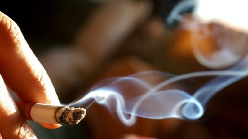 Tránh khói thuốc lá để điều trị ho hiệu quả