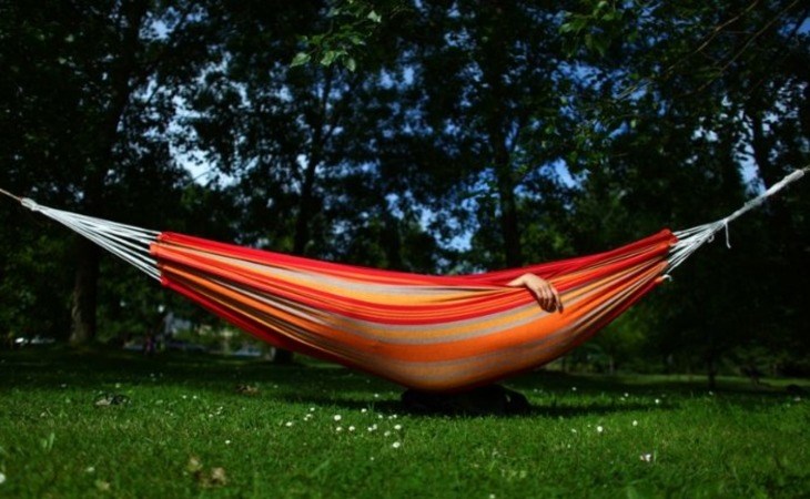 Nằm trên võng giúp bạn ngủ ngon hơn vào mùa hè