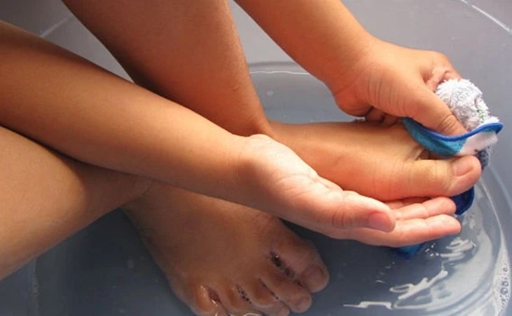 Rửa chân bằng nước lạnh giúp hạ nhiệt cơ thể khi trời nóng