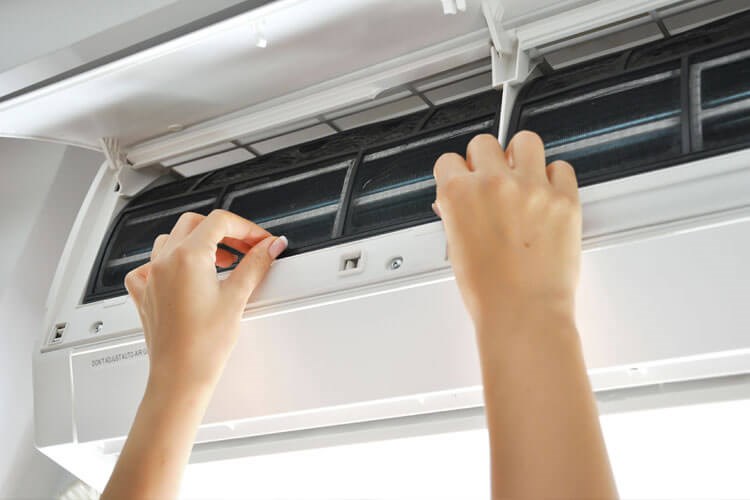 Máy lạnh để lâu sẽ làm tích tụ các bụi bẩn dẫn đến nhiều tác hại nguy hiểm cho sức khỏe người dùng