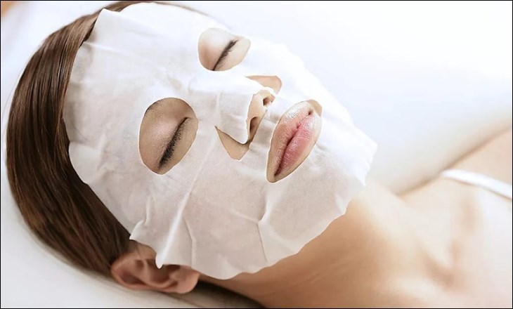 Đắp mặt nạ giấy không chỉ giúp bạn thư giãn mà còn có tác dụng cấp nước và dưỡng chất có lợi cho da