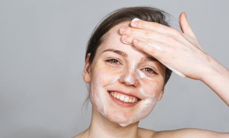 Sữa rửa mặt giúp bạn làm sạch bụi bẩn và vi khuẩn có hại cho da, loại bỏ các tác nhân gây bít tắc lỗ chân lông, mang lại làn da thông thoáng, sạch sẽ