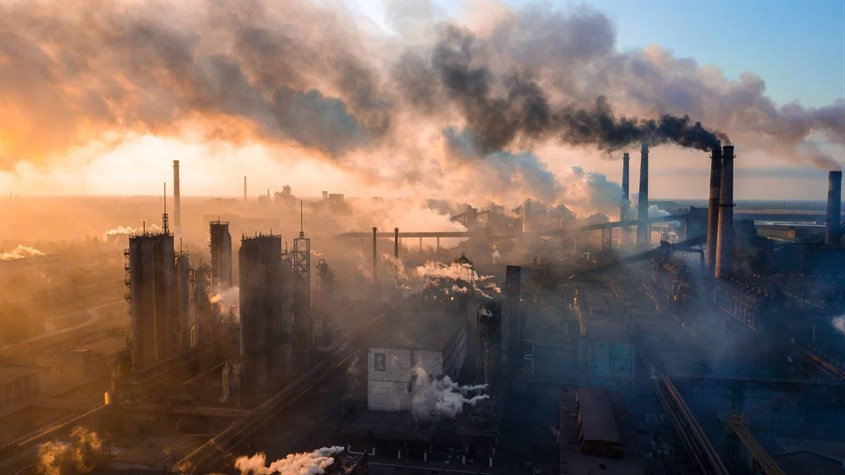 Khí thải từ các nhà máy là một trong các nguyên nhân chính gây bụi và ô nhiễm môi trường
