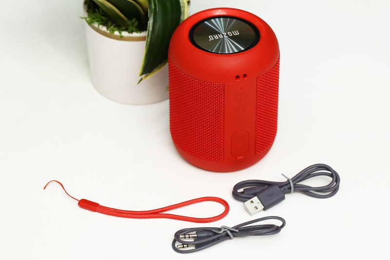 Loa Bluetooth Mozard E7 Đỏ có thiết kế dạng hình trụ gọn gàng, chất liệu bền bỉ, âm thanh sống động