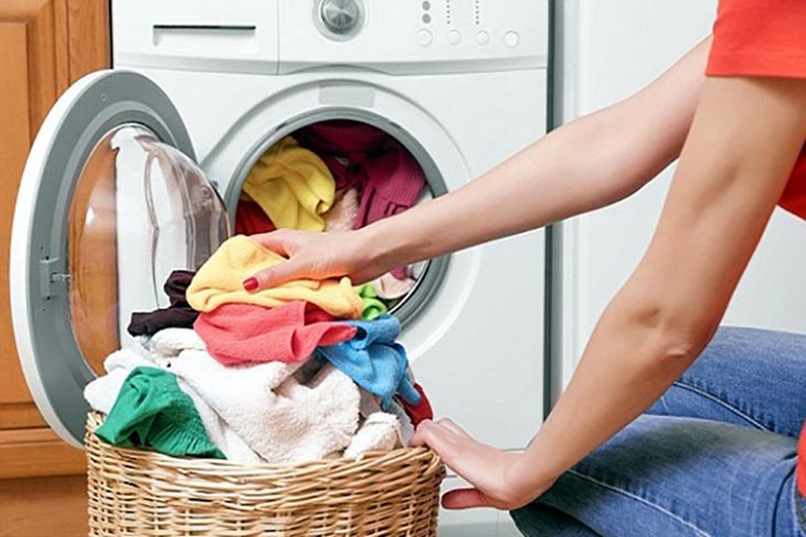 Trước khi sấy, bạn nên giặt sạch quần áo thật kỹ
