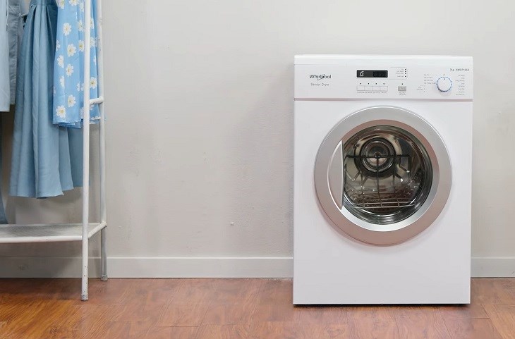 Đèn chiếu sáng trên máy sấy Whirlpool thuận tiện cho người dùng khi thao tác lấy và cho đồ vào lồng sấy trong điều kiện thiếu sáng