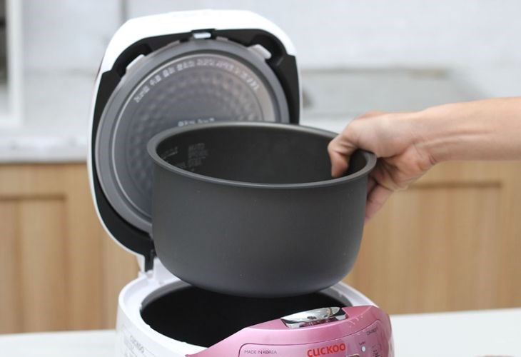 Nếu bạn dùng 1 tay để đặt lòng nồi có thể khiến rơ le nhanh hư và nồi cơm không vào điện được