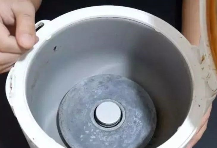 Nồi cơm đã được sử dụng khá lâu nên rơ le bị hư và nồi bị nhảy nút khi cơm chưa chín
