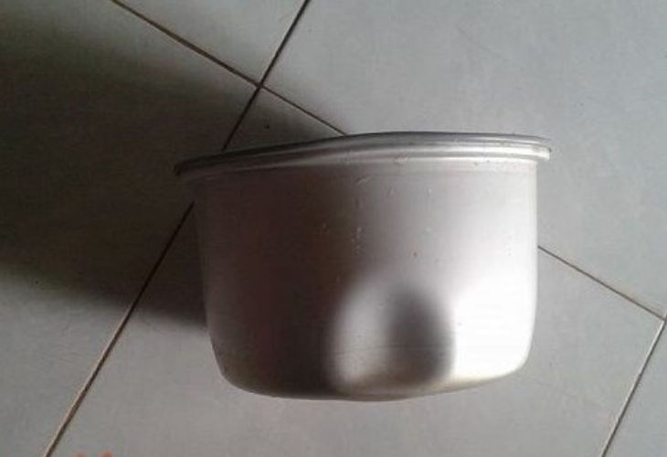 Lòng nồi bị móp méo là nguyên nhân khiến đèn nồi cơm điện không bật nấc