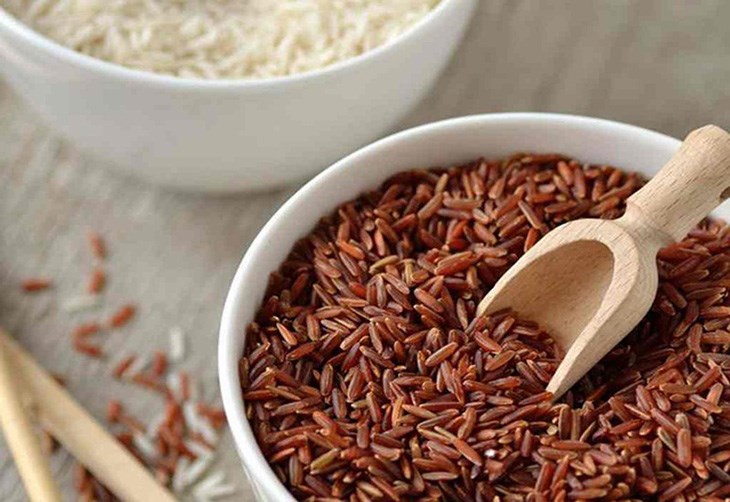 Bạn nên đong gạo thích hợp với khẩu phần ăn của gia đình và dung tích cho phép của nồi