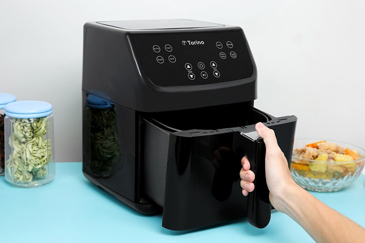 Nồi chiên không dầu Torino TF-JW55A 5.5 lít có kiểu dáng bắt mắt với gam màu đen thời thượng