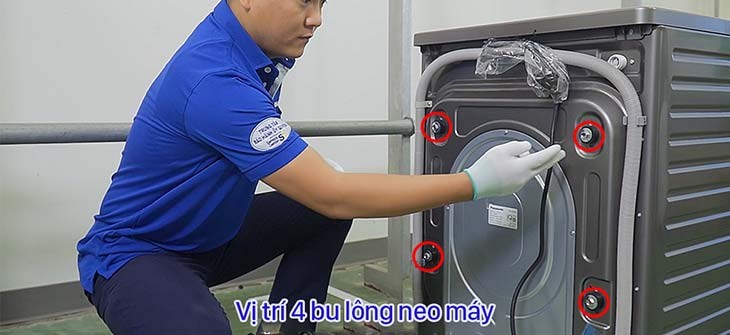 Không tháo bu-lông trước khi sử dụng, máy sẽ phát ra tiếng ồn và rung lắc