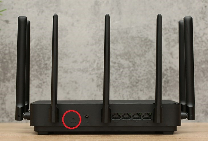 Nhấn nút Reset ở mặt sau Router Wifi Chuẩn AC2350 Xiaomi Mi Aiot