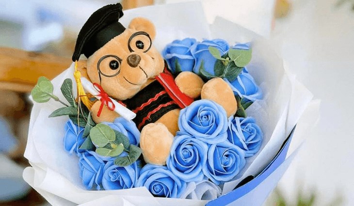 Fresh flowers and stuffed animals are meaningful gifts that you can give to recent graduates.