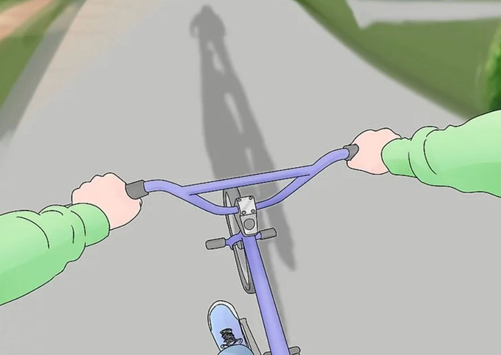 Đầu tiên, bạn hãy đạp xe ở tốc độ chậm đến trung bình để có thể giữ thăng bằng trên xe