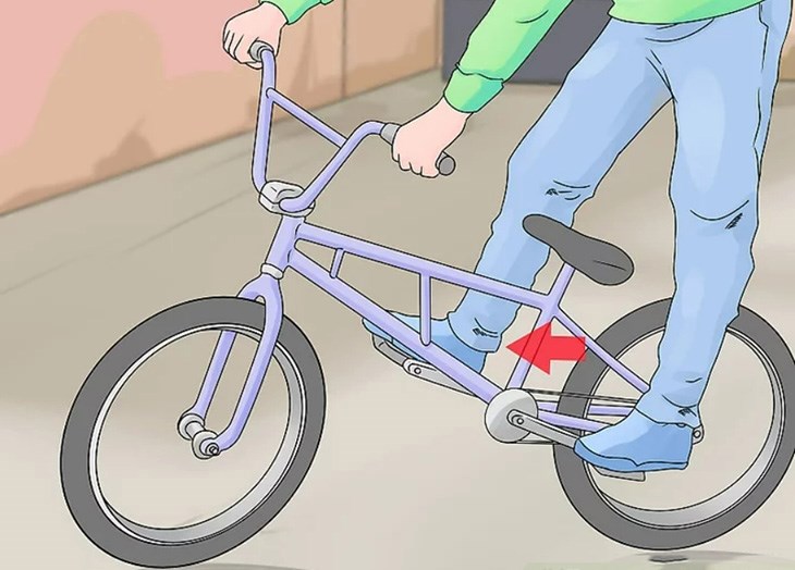 Bạn hãy đặt chân thuận theo hướng về phía trước để tạo điều kiện cho việc nâng bánh xe trước của xe đạp