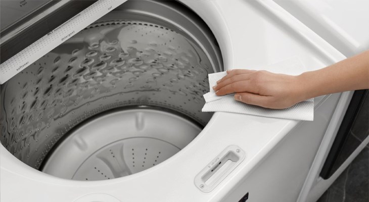 Dùng khăn vải mềm lau sạch vỏ ngoài của máy giặt